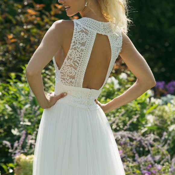 Sweetheart Wedding Gown - Picture 4 of 10